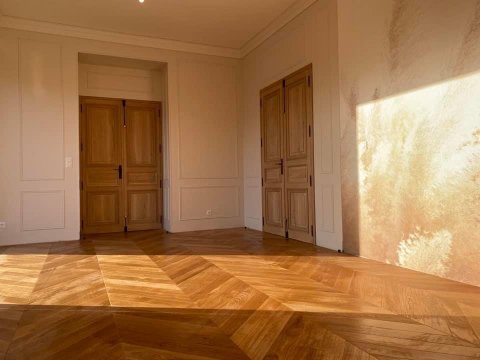 Pose de parquet à Bram